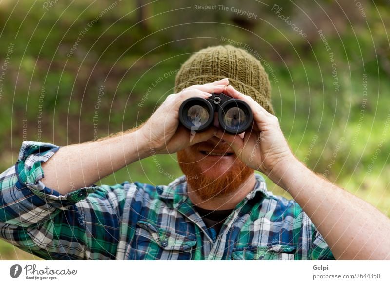 Junger Mann mit Fernglas Lifestyle schön Ferien & Urlaub & Reisen Abenteuer Freiheit Sommer wandern Mensch Erwachsene Natur Landschaft Herbst Baum Wald Hemd