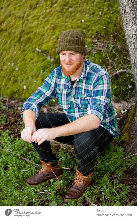 Porträt eines Hipster-Typs, der im Wald denkt. Stil Haare & Frisuren Mensch Mann Erwachsene Natur Pflanze Baum Hut rothaarig Oberlippenbart Vollbart alt Denken