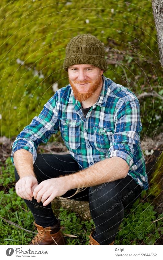 Porträt eines Hipster-Typs, der im Wald denkt. Stil Haare & Frisuren Mensch Mann Erwachsene Natur Pflanze Baum Hut rothaarig Oberlippenbart Vollbart alt Denken