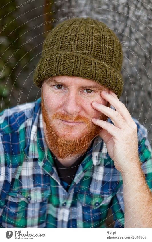 Porträt eines Hipster-Typs, der im Wald denkt. Stil Haare & Frisuren Mensch Mann Erwachsene Natur Pflanze Baum Hut rothaarig Oberlippenbart Vollbart alt Denken