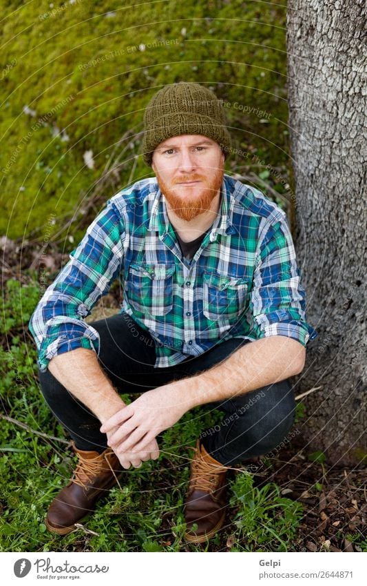 Porträt eines Hipster-Typs, der im Wald denkt. Stil Haare & Frisuren Mensch Mann Erwachsene Natur Pflanze Baum Hut rothaarig Oberlippenbart Vollbart alt Denken