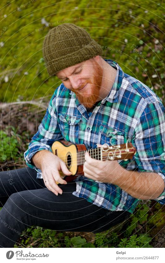 Hüfte Mann mit rotem Bart spielt eine Ukulelele. Freizeit & Hobby Spielen Entertainment Musik Mensch Erwachsene Musiker Natur rothaarig Oberlippenbart Coolness