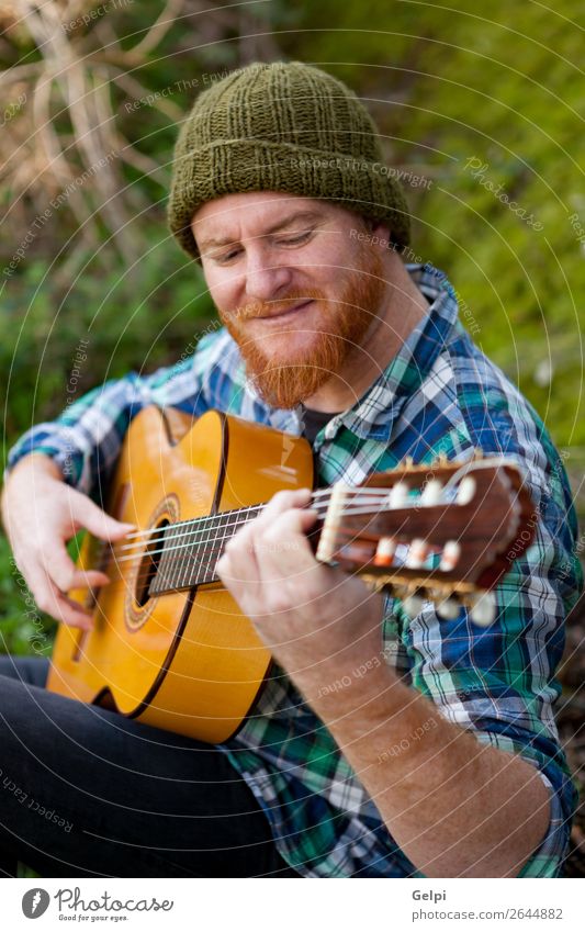 Hipster Mann mit Rotbart beim Gitarre spielen Freizeit & Hobby Spielen Entertainment Musik Mensch Erwachsene Musiker Natur rothaarig Oberlippenbart Coolness