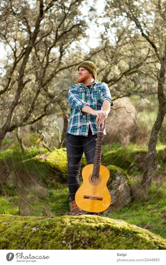 Hipster Mann mit rotem Bart und einer Gitarre entspannt sich. Freizeit & Hobby Spielen Entertainment Musik Mensch Erwachsene Musiker Natur rothaarig