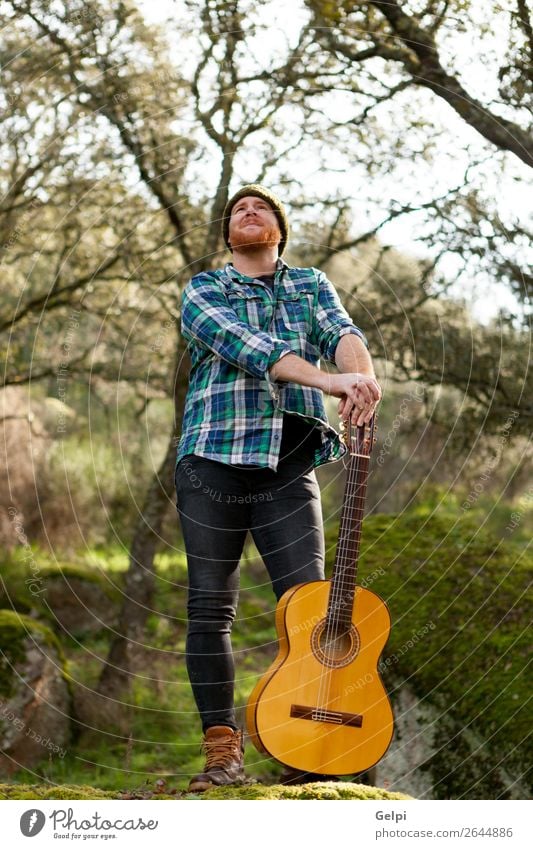 Hipster Mann mit rotem Bart und einer Gitarre entspannt sich. Freizeit & Hobby Spielen Entertainment Musik Mensch Erwachsene Musiker Natur rothaarig