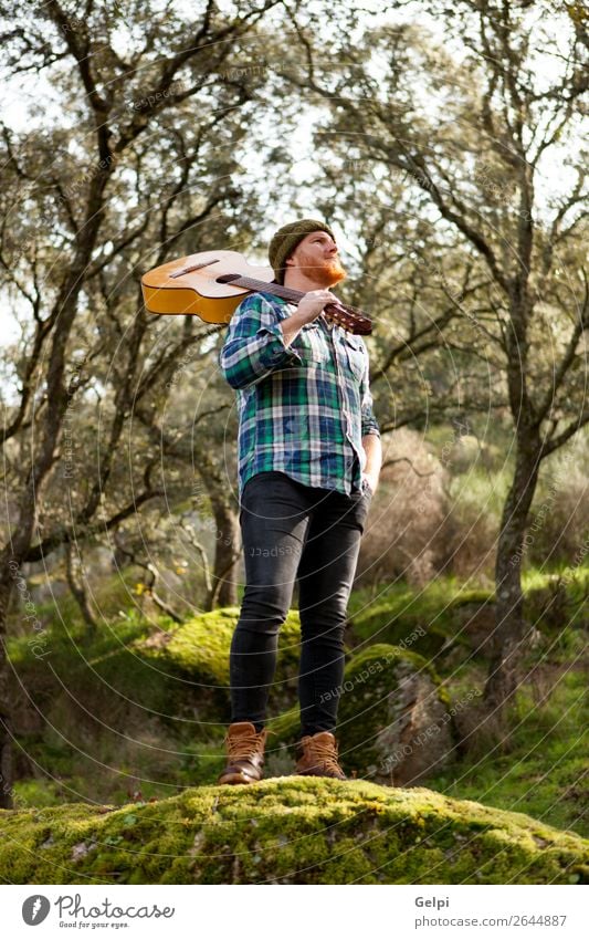 Hipster Mann mit rotem Bart und einer Gitarre entspannt sich. Freizeit & Hobby Spielen Entertainment Musik Mensch Erwachsene Musiker Natur rothaarig