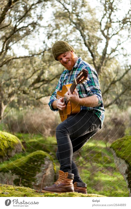 Gitarrist mit verrücktem Gesicht, der Gitarre spielt. Freizeit & Hobby Spielen Entertainment Musik Mensch Mann Erwachsene Musiker Natur rothaarig Oberlippenbart