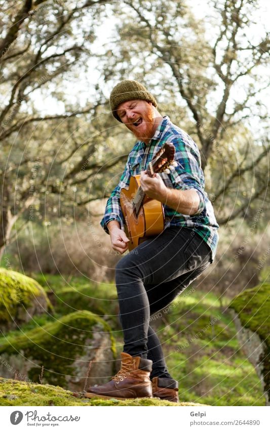 Gitarrist mit verrücktem Gesicht, der Gitarre spielt. Freizeit & Hobby Spielen Entertainment Musik Mensch Mann Erwachsene Musiker Natur rothaarig Oberlippenbart