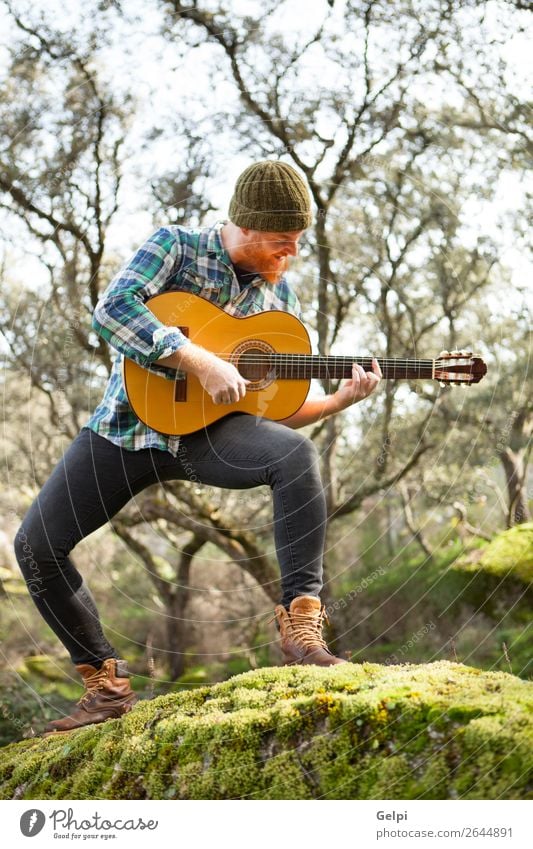 Gitarrist mit verrücktem Gesicht, der Gitarre spielt. Freizeit & Hobby Spielen Entertainment Musik Mensch Mann Erwachsene Musiker Natur rothaarig Oberlippenbart