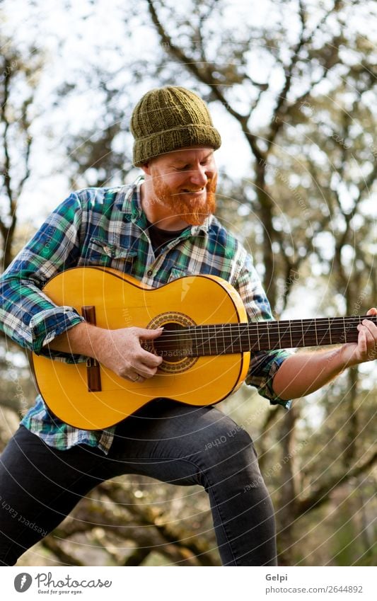 Gitarrist mit verrücktem Gesicht, der Gitarre spielt. Freizeit & Hobby Spielen Entertainment Musik Mensch Mann Erwachsene Musiker Natur rothaarig Oberlippenbart