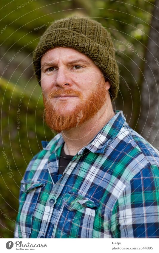 Porträt eines Hipster-Typs, der im Wald denkt. Stil Haare & Frisuren Mensch Mann Erwachsene Natur Pflanze Baum Hut rothaarig Oberlippenbart Vollbart alt Denken