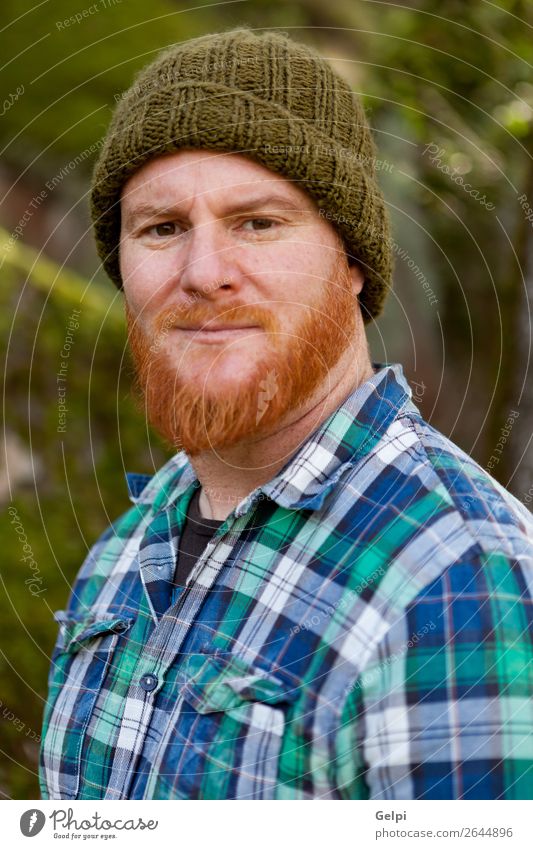 Porträt eines Hipster-Typs, der im Wald denkt. Stil Haare & Frisuren Mensch Mann Erwachsene Natur Pflanze Baum Hut rothaarig Oberlippenbart Vollbart alt Denken