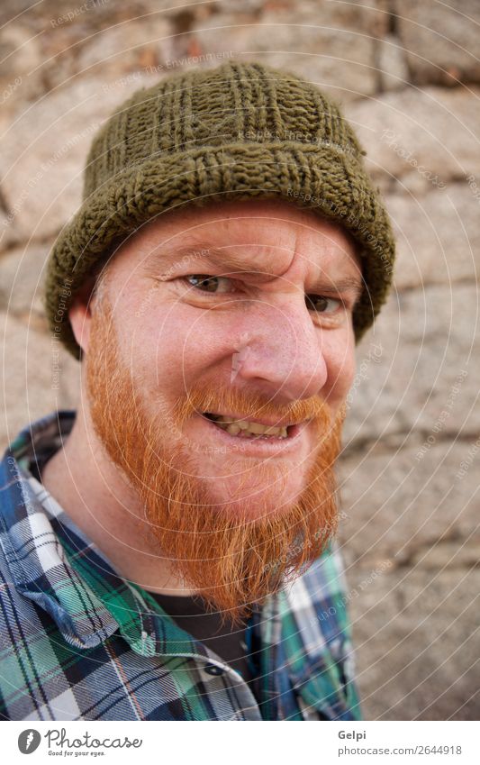 Porträt eines Hipster-Typs, der ein dummes Gesicht macht. Haare & Frisuren Mensch Junge Mann Erwachsene rothaarig Vollbart außergewöhnlich modern niedlich