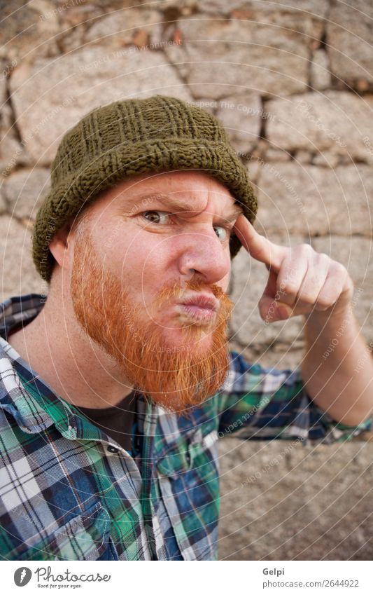 Porträt eines Hipster-Typs, der ein dummes Gesicht macht. Haare & Frisuren Mensch Junge Mann Erwachsene rothaarig Vollbart außergewöhnlich lustig modern