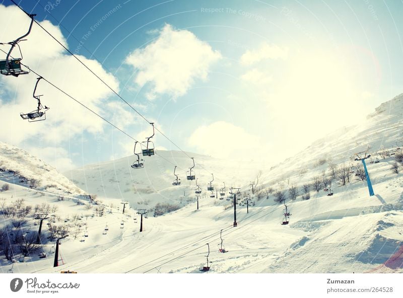 Schneereicher Morgen Tourismus Sonne Winter Winterurlaub Berge u. Gebirge Sport Wintersport Natur Landschaft Wetter Schönes Wetter blau weiß Farbfoto mehrfarbig