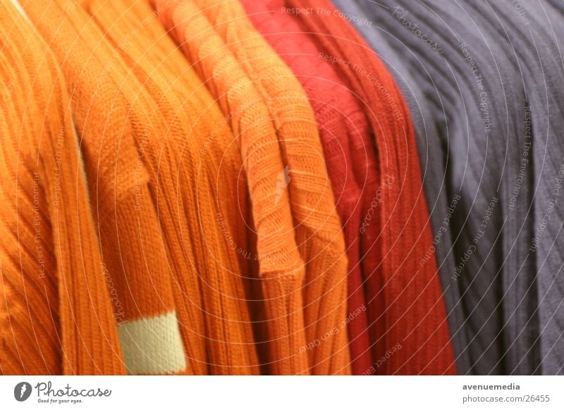 Wollpulli - aufgehängt Wolle Pullover gelb rot Bekleidung Kleiderständer Dinge orange blau