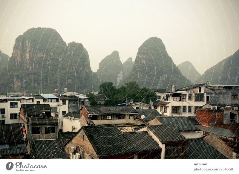 pickel Natur Landschaft Himmel Wolken Horizont Hügel Felsen Berge u. Gebirge Gipfel karstberge Yangshuo China Kleinstadt Stadtzentrum Altstadt Haus Dach