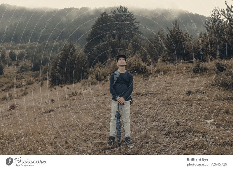 Aufschauend Lifestyle Ferien & Urlaub & Reisen Ausflug Mensch maskulin Jugendliche 1 13-18 Jahre Natur Herbst Nebel Wiese Wald Hügel Berge u. Gebirge beobachten