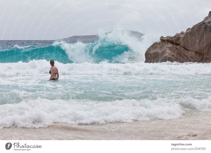 DIE PERFEKTE WELLE Wellen Seychellen Meer Frau Brandung granitfelsen Felsen anse patates La Digue türkis Ferien & Urlaub & Reisen Reisefotografie Strand