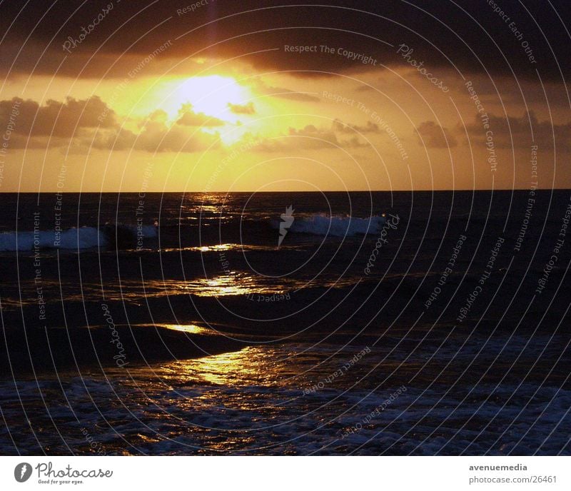 Sonne in Richtung Horizont gelb rot Meer Wellen Wolken Dämmerung Strand Ferien & Urlaub & Reisen orange Abend Sonnenuntergang