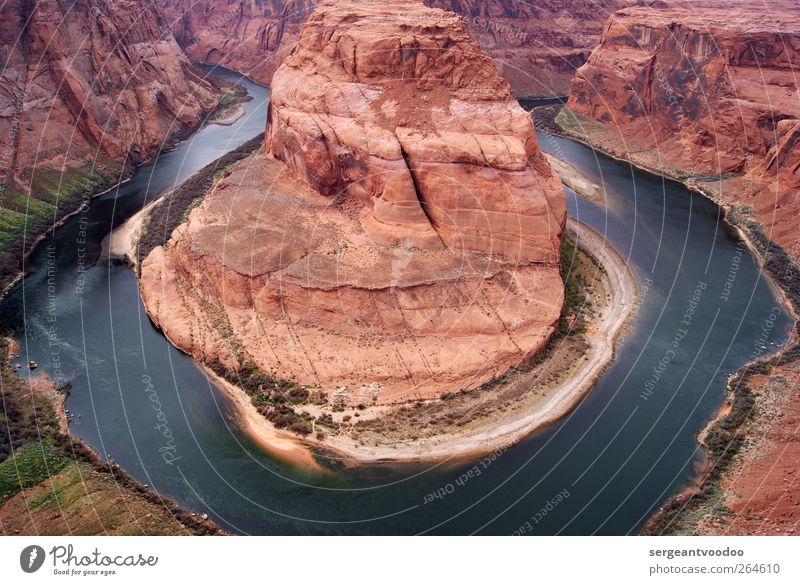 Horseshoe Bend Ausflug Abenteuer Ferne Freiheit Natur Landschaft Erde Wasser Felsen Schlucht Flussufer außergewöhnlich gigantisch Unendlichkeit rund blau braun