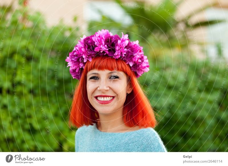 Attraktives rothaariges Mädchen mit Blumenkranz Lifestyle Stil Freude Glück schön Haare & Frisuren Gesicht Wellness ruhig Sommer Mensch Frau Erwachsene Park