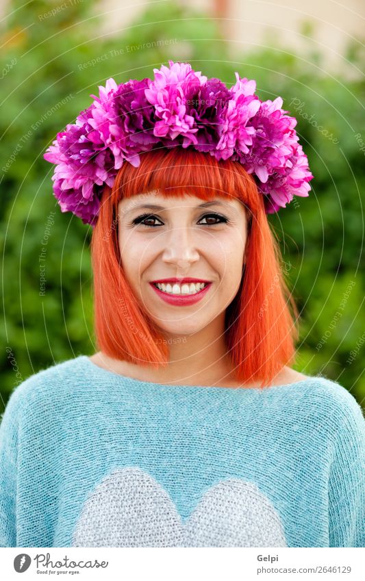 Attraktives rothaariges Mädchen mit Blumenkranz Lifestyle Stil Freude Glück schön Haare & Frisuren Gesicht Wellness ruhig Sommer Mensch Frau Erwachsene Park