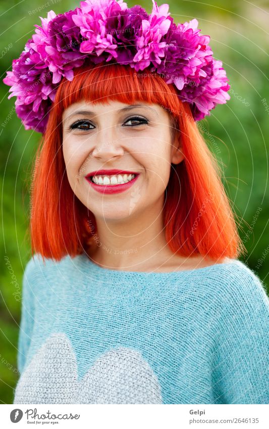 Attraktives rothaariges Mädchen mit Blumenkranz Lifestyle Stil Freude Glück schön Haare & Frisuren Gesicht Wellness ruhig Sommer Mensch Frau Erwachsene Park