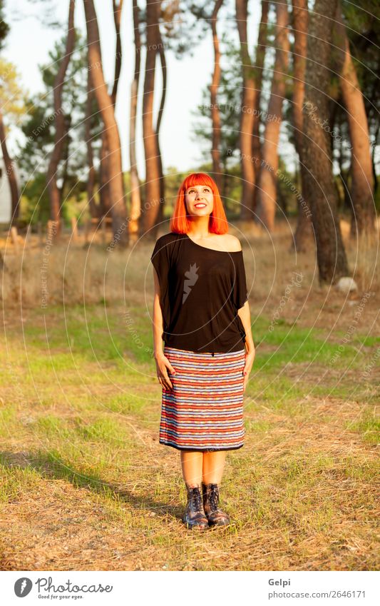 Rothaarige Frau, die den sonnigen Tag genießt. Lifestyle Glück schön Gesicht Freiheit Mensch Erwachsene Natur Baum Park Wald Mode Rock rothaarig genießen