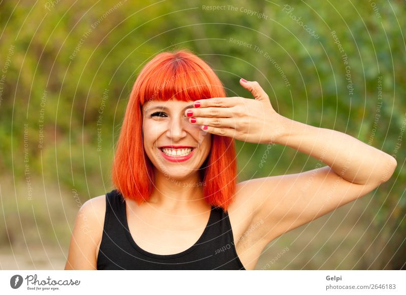 Überraschte rothaarige Frau in einem Park Lifestyle Stil Freude Glück schön Haare & Frisuren Gesicht Wellness Windstille Spielen Sommer Mensch Erwachsene Natur