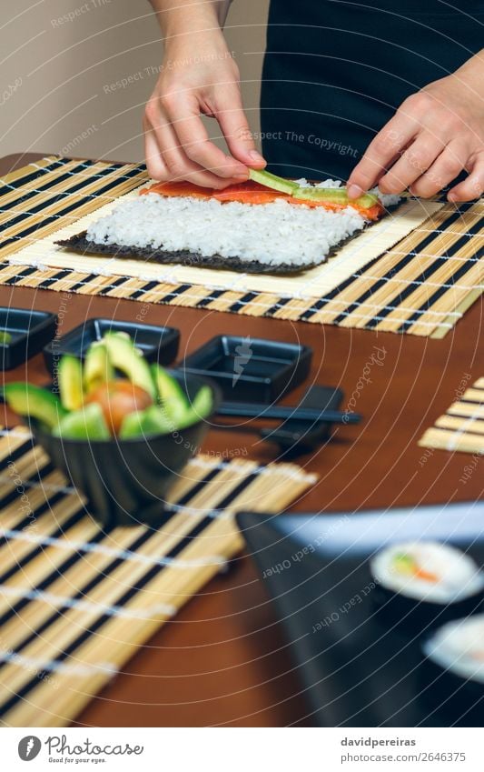 Chefkoch Hände legen Zutaten auf Reis Meeresfrüchte Diät Sushi Schalen & Schüsseln Restaurant Mensch Frau Erwachsene Hand machen frisch Küchenchef Platzierung