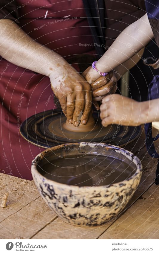 Hände eines Töpfers, der Ton bildet Schalen & Schüsseln Topf Basteln Kind Arbeit & Erwerbstätigkeit Handwerk Mensch Frau Erwachsene Finger Kunst Kultur berühren