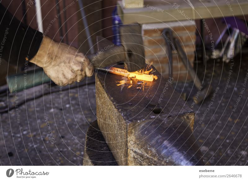 Glüheisen in einer alten Metallschmiede kaufen Arbeit & Erwerbstätigkeit Industrie Handwerk Werkzeug Hammer Stahl glänzend dreckig heiß hell retro rot schwarz