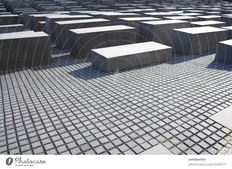 Holocaust Hauptstadt Stadtzentrum Menschenleer Sehenswürdigkeit Wahrzeichen Denkmal seriös Holocaustgedenkstätte Beton Berlin Farbfoto Gedeckte Farben