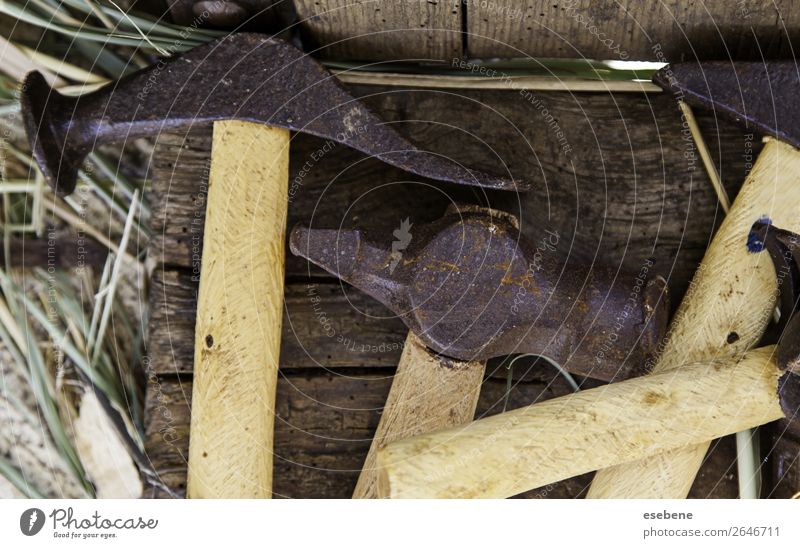 Wütende Metallhämmer zum Schlagen Tisch Arbeit & Erwerbstätigkeit Industrie Handwerk Werkzeug Hammer Säge Gebäude Holz Stahl Rost alt bauen dreckig retro braun