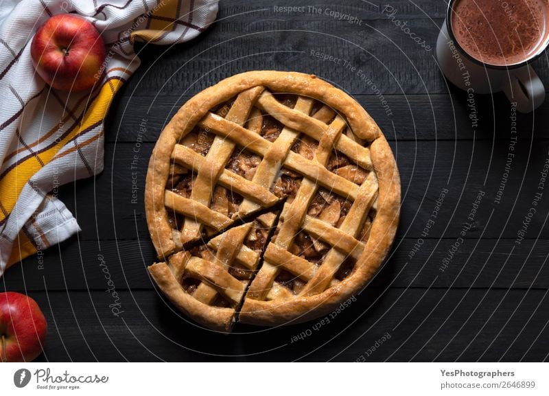 Apfelkuchen und Scheibe auf einem schwarzen Tisch. Draufsicht. Herzhaftes Gebäck. Kuchen Dessert Süßwaren Frühstück Kakao Erntedankfest Holz retro süß Tradition