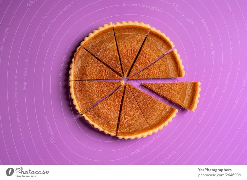 Geschnittene Kürbiskuchen und ein separates Stück. Draufsicht. Kuchen Dessert Süßwaren Erntedankfest süß violett Tradition Trennung obere Ansicht Amerikaner