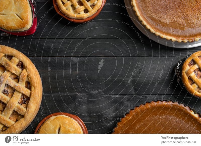 Verschiedene traditionelle Kuchen. Draufsicht mit Kopierbereich Dessert Süßwaren Tisch Küche Feste & Feiern Erntedankfest Holz außergewöhnlich süß viele schwarz