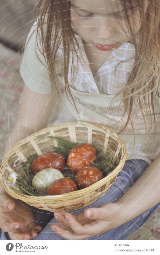 nretso ehorf Feste & Feiern Ostern feminin Kind Mädchen Kindheit Haare & Frisuren Gesicht 8-13 Jahre Idylle Arme Hand Osterkörbchen Osterei Tradition