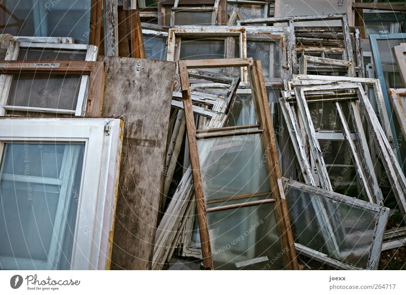 Altglas Fenster Holz Glas alt fest trashig blau braun weiß chaotisch Stadt Vergänglichkeit Wandel & Veränderung Windows Farbfoto Gedeckte Farben Außenaufnahme