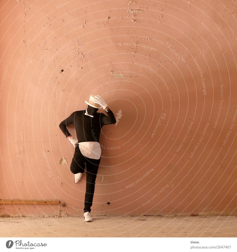 Acting (X) maskulin Mann Erwachsene 1 Mensch Künstler Schauspieler Ruine Mauer Wand lost places Anzug Fliege Handschuhe Schürze Schuhe Hut Denken festhalten