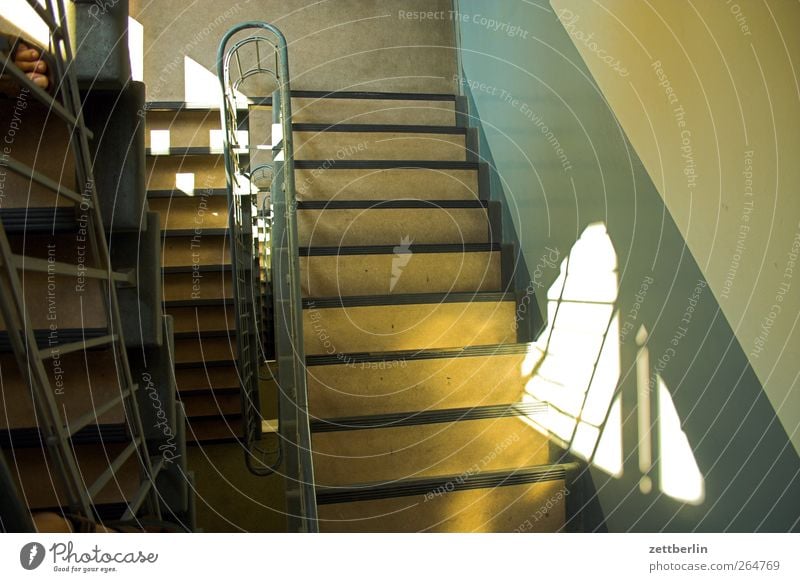 Treppe runter Stadt Haus Bauwerk Gebäude Architektur Mauer Wand gut Treppenabsatz Treppengeländer Sonnenlicht aufsteigen Abstieg Farbfoto Gedeckte Farben