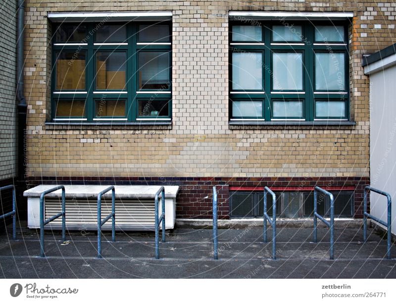 Fahrradständer (leer) Stadt Bauwerk Gebäude Architektur Mauer Wand Fassade Fenster warten trist Farbfoto Gedeckte Farben Außenaufnahme Detailaufnahme