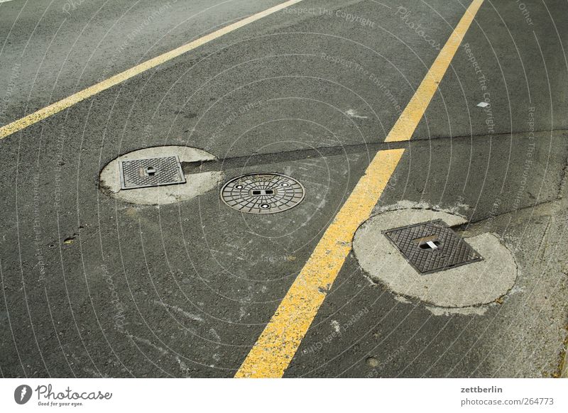 Zurück in die Zukunft für Quereinsteiger Stadt Architektur Verkehr Verkehrswege Straße Wege & Pfade gut Schilder & Markierungen Markierungslinie Gully Spuren