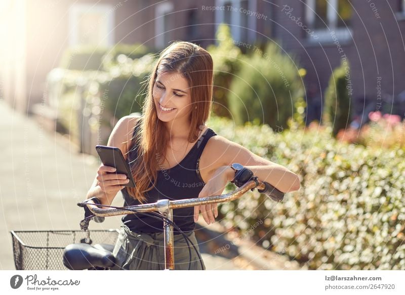 Schöne Frau mit Fahrrad und Smartphone Glück schön Gesicht Sommer Business PDA Technik & Technologie Erwachsene 1 Mensch 18-30 Jahre Jugendliche Wärme Straße