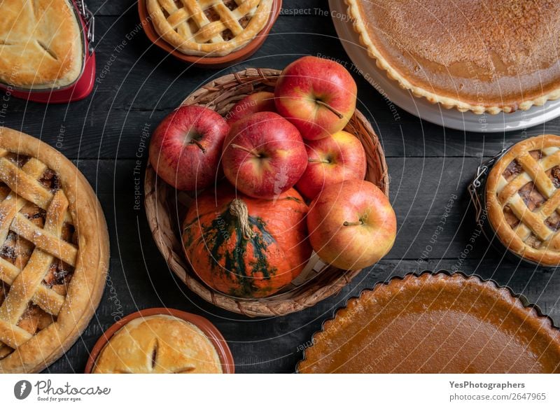 Korb mit Früchten und vielen süßen Kuchen. Draufsicht. Frucht Apfel Dessert Süßwaren Tisch Küche Erntedankfest Weihnachten & Advent Holz außergewöhnlich retro