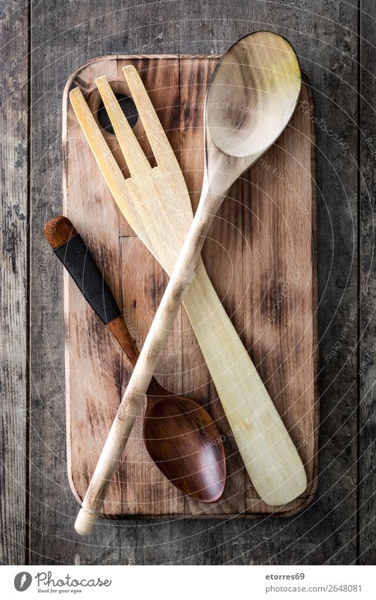 Kochen von Holzutensilien auf Holzuntergrund Schneidebrett Geschirr Utensil Essen zubereiten kochen & garen Schöpfkelle Lebensmittel Gesunde Ernährung