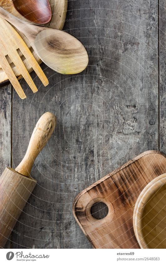 Kochen von Holzutensilien auf Holzuntergrund Schneidebrett Geschirr Utensil Essen zubereiten kochen & garen Schöpfkelle Lebensmittel Gesunde Ernährung