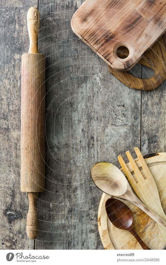 Kochen von Holzutensilien auf Holzuntergrund Schneidebrett Geschirr Utensil Essen zubereiten kochen & garen Schöpfkelle Lebensmittel Gesunde Ernährung