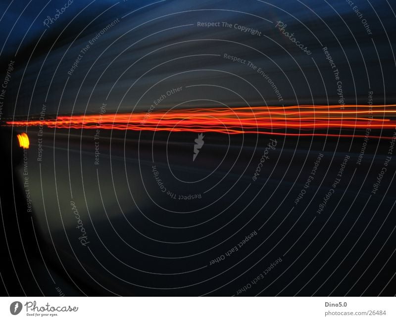 Speed 2 Langzeitbelichtung Lastwagen Geschwindigkeit dunkel rot Autobahn schwarz Himmel blau